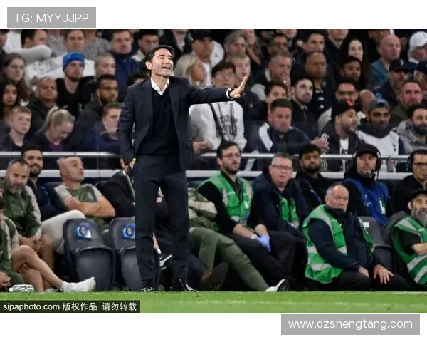 凯尔与科贝尔谈丢球 球在聚勒和安东之间来回弹跳显得有些滑稽