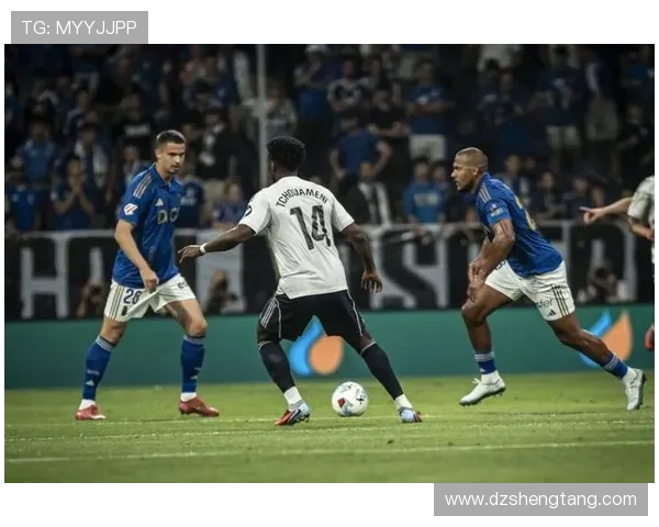 罗德里戈禁区内精妙漏球晃倒后卫右脚弧线破门得分