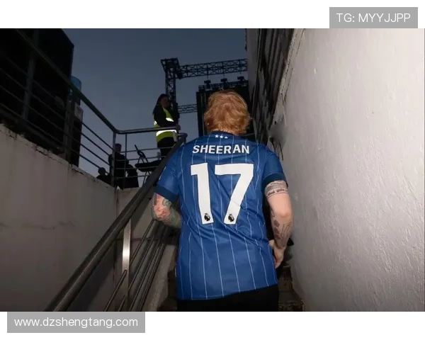 巴萨官方发布黄老板联名球衣 引领足球与音乐跨界潮流新风尚